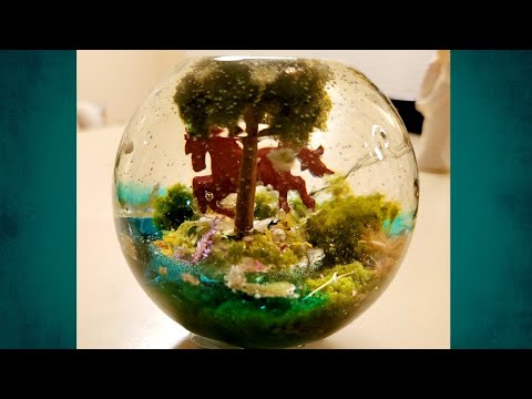 Видео: Красочный пейзаж из смоляной сферы - дерево, лошадь и пруд! - УДИВИТЕЛЬНАЯ ДИОРАМА - Полное руков...