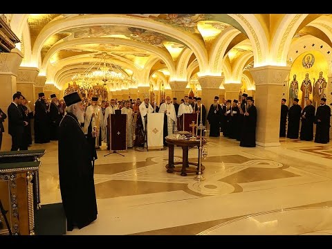 Видео: Парастос упокојеним архијерејима, добротворима и приложницима заветног храма српског народа