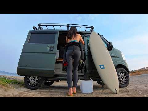 Видео: Просыпаясь на волнах | Серфинг, готовка и кемпинг в моем самодельном кемпере Kei