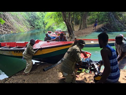 Видео: Вытаскиваем все лодки из воды, готовясь к урагану на Ямайке.