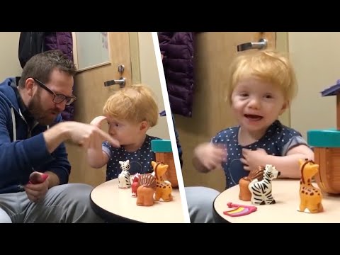 Видео: Малышка впервые слышит мамин голос. Рыдали даже врачи!