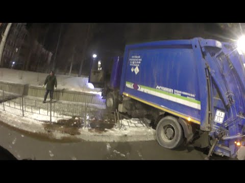 Видео: Жесткий таран автобуса мусоровозом. ДТП.
