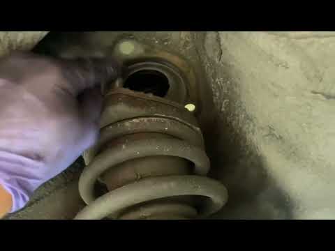 Видео: Замена задней стойки Lexus RX330 2005 года