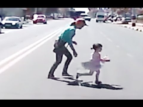 Видео: Беспечные мамаши и их детки, подборка дтп