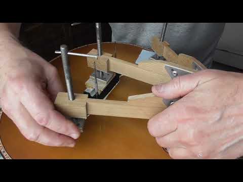 Видео: Приклеивание подставки на верхнюю деку гитары(видео №938).