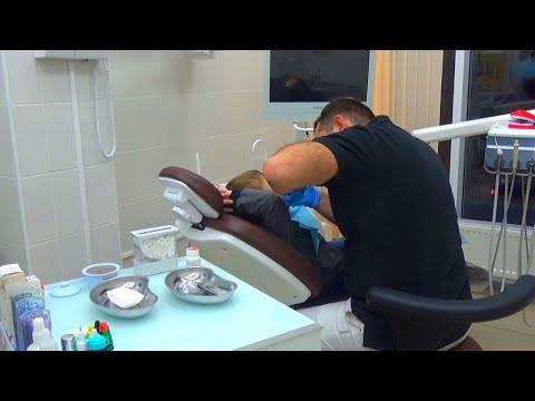 Видео: #Анапа ☀️Удаляем молочный зуб  ребенку в первый раз! Мед.центр "Альфа Кидс"