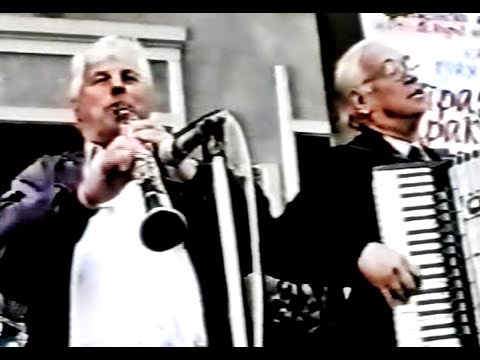 Видео: ФолклорАрхив  На надсвирване в Първомай  2000 г.