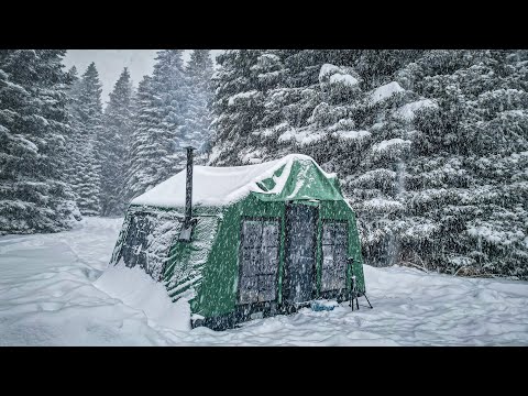 Видео: Теплый кемпинг с нашей новой надувной палаткой с печью в тяжелом снегу! (Мы снова застряли в снегу!)