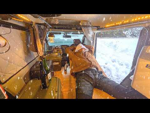 Видео: Кемпинг в фургоне в сильный снегопад: комфортная жизнь в минивэне