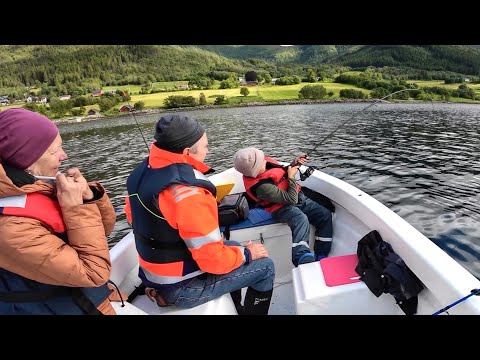Видео: САМЫЙ ЮНЫЙ рыбак ВСЕХ ОБЛОВИЛ!!! Рыбалка с лодки в Норвегии 2025