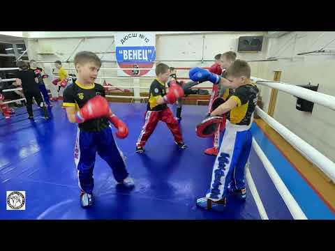Видео: Кикбоксинг. Тренировка под лоу-кик с младшими спортсменами.