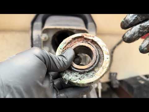 Видео: Не повредите лодку! Безопасное снятие замёрзшего подшипника карданного подвеса