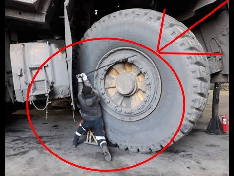 Видео: Что будет если проткнуть колесо на БЕЛАЗЕ Стоимостью 2.5 млн