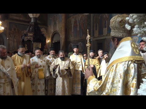 Видео: ЧИН НА ПРЕОБЛИЧАНЕ МОЩИТЕ на св. крал Стефан Милутин. ЛИТИЯ с мощите на св. крал Стефан. 2025 г