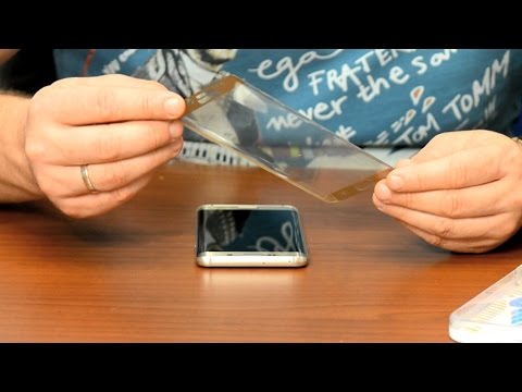 Видео: Как быстро, просто и качественно наклеить защитное стекло на телефон