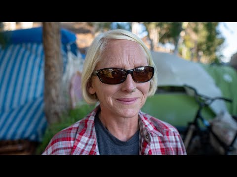 Видео: Муж бездомной женщины серьёзно болен, но сотрудники службы помощи округа Лос-Анджелес просто прин...