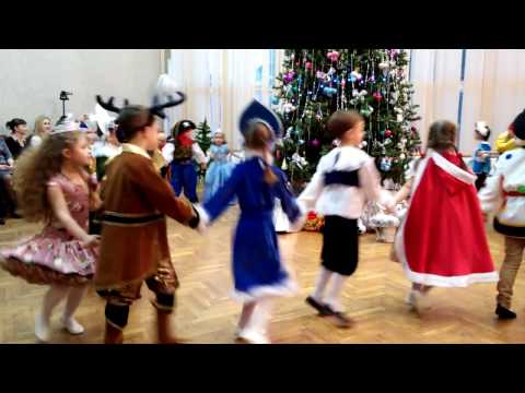 Видео: В лесу родилась ёлочка. Хоровод в Детском саду "Ласточка" (Звёздный городок).