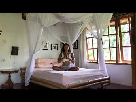 Видео: Йога в кровати для гибкого тела