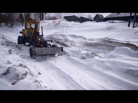 Видео: Грейдер чистит дорогу / Работа грейдера / Тайна тракториста.