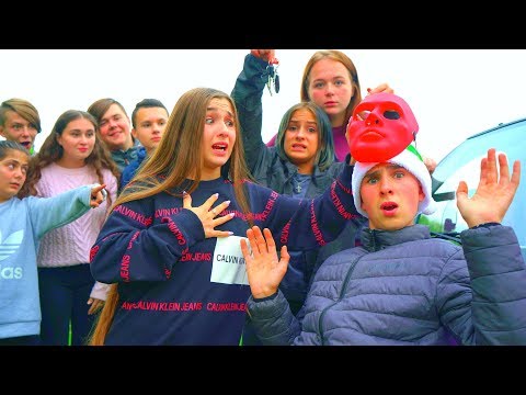 Видео: За Дианой СЛЕДИТ Артём!! ЗАЧЕМ ЕМУ КОМПРОМАТ?