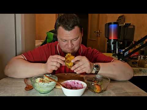 Видео: Мукбанг. Мини пироги с грибами и с куриным бедром, салаты.