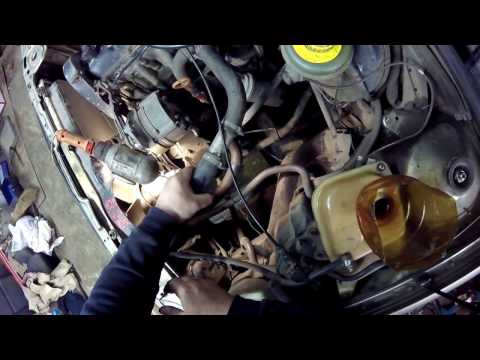 Видео: Audi 80 заливаем и развоздушиваем ож