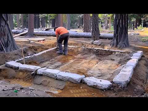 Видео: Человек строит выживание каменного укрытия в лесу |Начните закончить @thinkwilderness