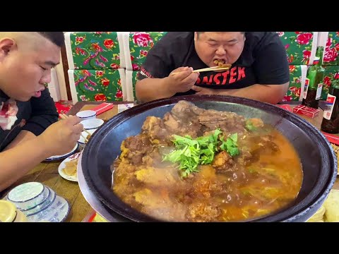 Видео: Тушеные ребрышки на большой сковороде с липкими лепешками, толстяк хорошо проводит время!