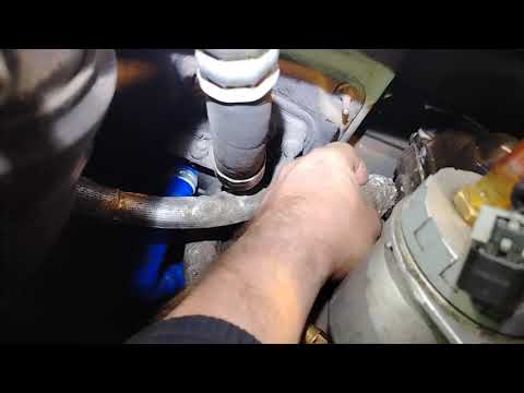 Видео: Chevrolet Trailblazer / GMC Envoy замена патрубка радиатора печки. Альтернатива оригиналу.