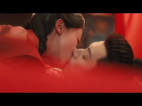 Видео: Золушка наконец-то вышла замуж за принца, и у них был сладкий поцелуй!💕