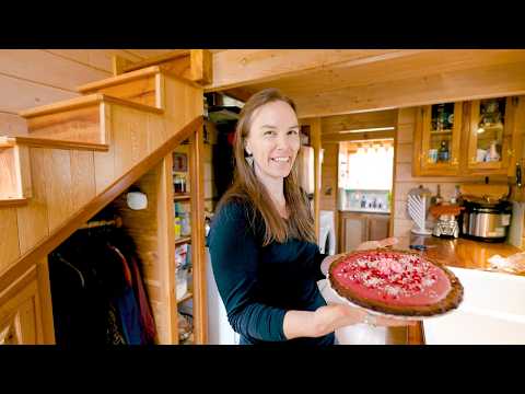 Видео: Ее мечта о крошечном домике на цветочной ферме изменила ее жизнь!