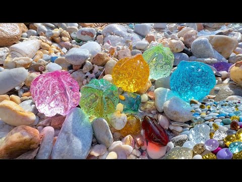 Видео: В первый день прилива по всему пляжу разбросаны отполированные хрустальные шары.