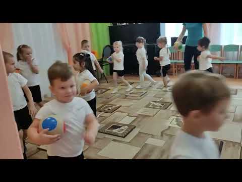 Видео: Занятие по физической культуре у детей 4-5 лет. Традиционное со средним мячом.