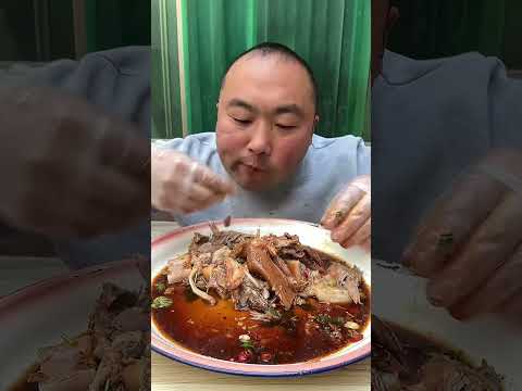 Видео: На самом деле, еда этого парня показалась мне слишком ужасным испытанием.  14