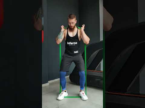 Видео: Приседания с резинкой на плечах. Тренировка ног и ягодиц.