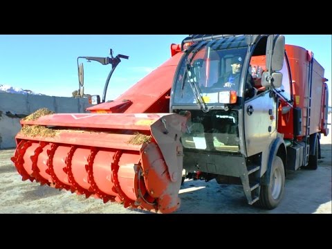 Видео: Winter farm | KUHN SPW-22 | Self-propelled mixer-distributor | Самоходный кормосмеситель-раздатчик