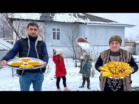 Видео: Снежная весна в нашем селе | Бабушка готовит вкусный суп и рецепт булочек
