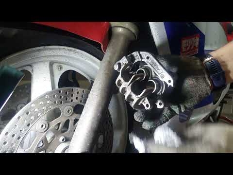 Видео: Мотодневник Honda CBR400RR NC23 замена передних колодок чистка суппортов смазка направляющих