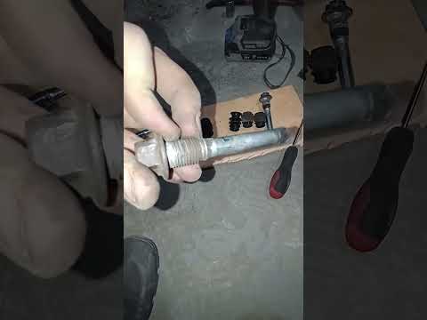 Видео: Замена направляющих передних суппортов/ Mitsubishi Outlander XL/ Replacing the front caliper guides