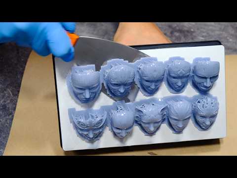 Видео: Рожденная из Света: Наблюдайте, как Маска поднимается из Смоляного Бассейна