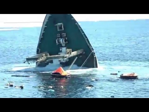 Видео: Тонет корабль!!! Всё происходит на глазах!