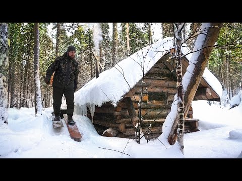 Видео: РЫБАЛКА С НОЧЁВКОЙ В ИЗБЕ НА МАЛЕНЬКОЙ ТАЁЖНОЙ РЕЧКЕ.