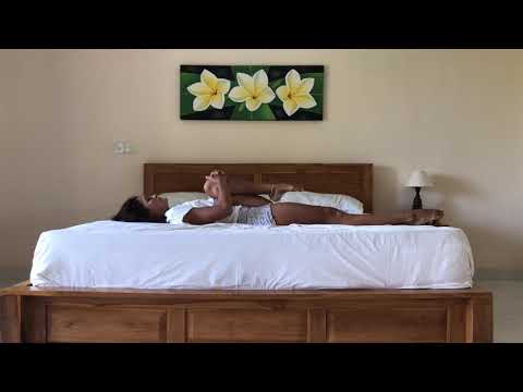 Видео: Йога в кровати. Йога для начинающих.