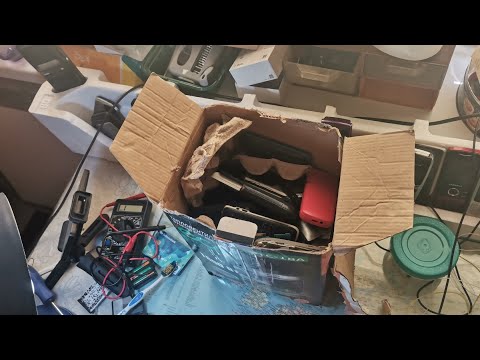 Видео: BlackBerry, Razr V3! Ящик с уникальными телефонами от коллекционера за 50 баксов!