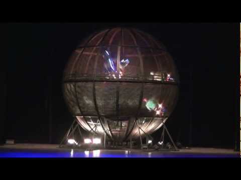 Видео: Китайский цирк.Мотоциклы в шаре.CHINESE CIRCUS - MOTORCYCLE STUNT.