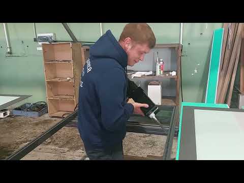 Видео: Вклеивание 2К клеем PURAFLEX 9270 стеклянных панелей, в межофисные двери с двух сторон.