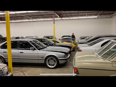Видео: Много старых BMW Мерседес AMG 124 126 140 // 50 машин коллекция русского парня
