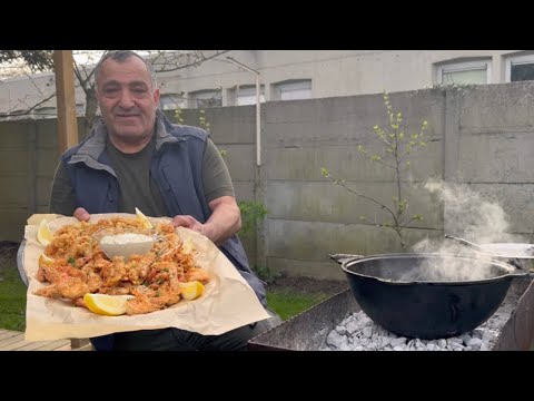 Видео: Как вкусно приготовить королевские креветки и кальмары в казане на костре