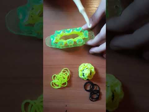 Видео: Шапочка из резинок на станке монстр тейл.