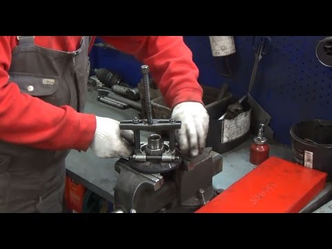 Видео: Ступичный подшипник: как снять заклинившую обойму? Обзор съемника подшипников.